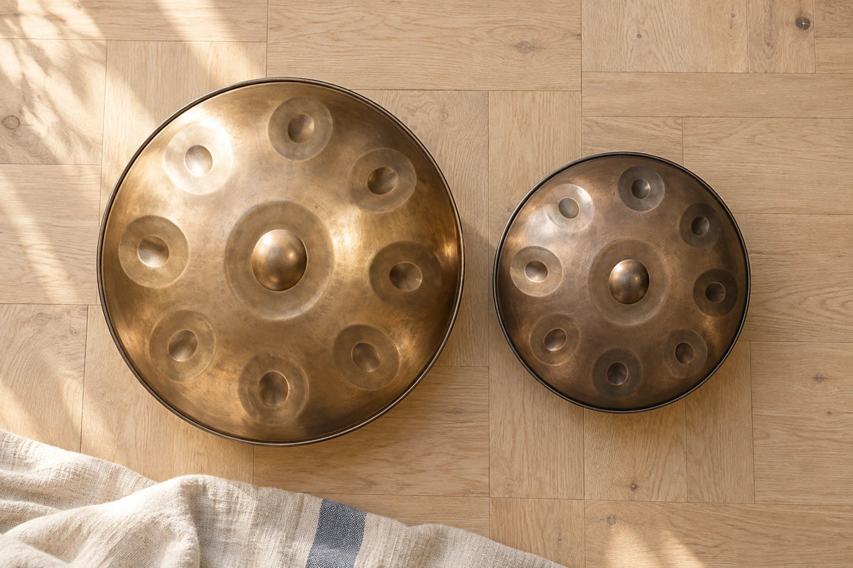 Vue de dessus d'un handpan standard et d'un mini handpan pour comparer le nombre de notes